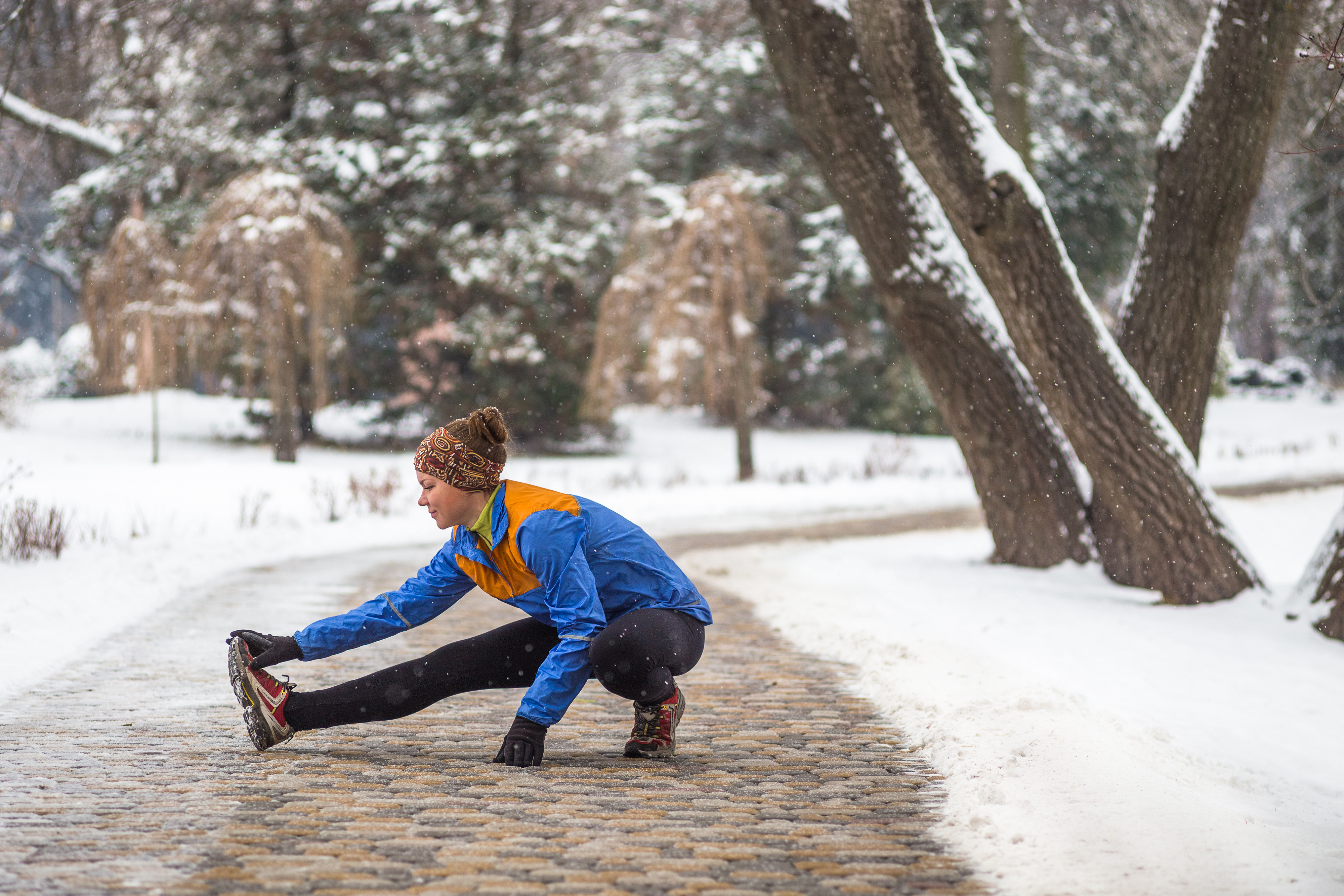 Зимние занятия спортом. Зимняя прогулка. Прогулки на свежем воздухе зимой. Спортсмен зимой. Прогулка в зимнем парке.