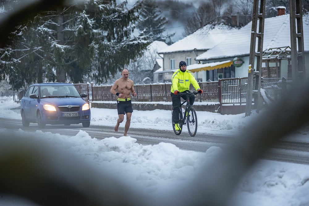 Az eddigi legkeményebb kihívás: hétezer méterig futna fel a magyar Jégember