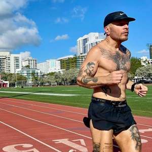 Újabb szép kihívás: segítő nélkül, öt nap alatt tíz maratoni Miami Beachen